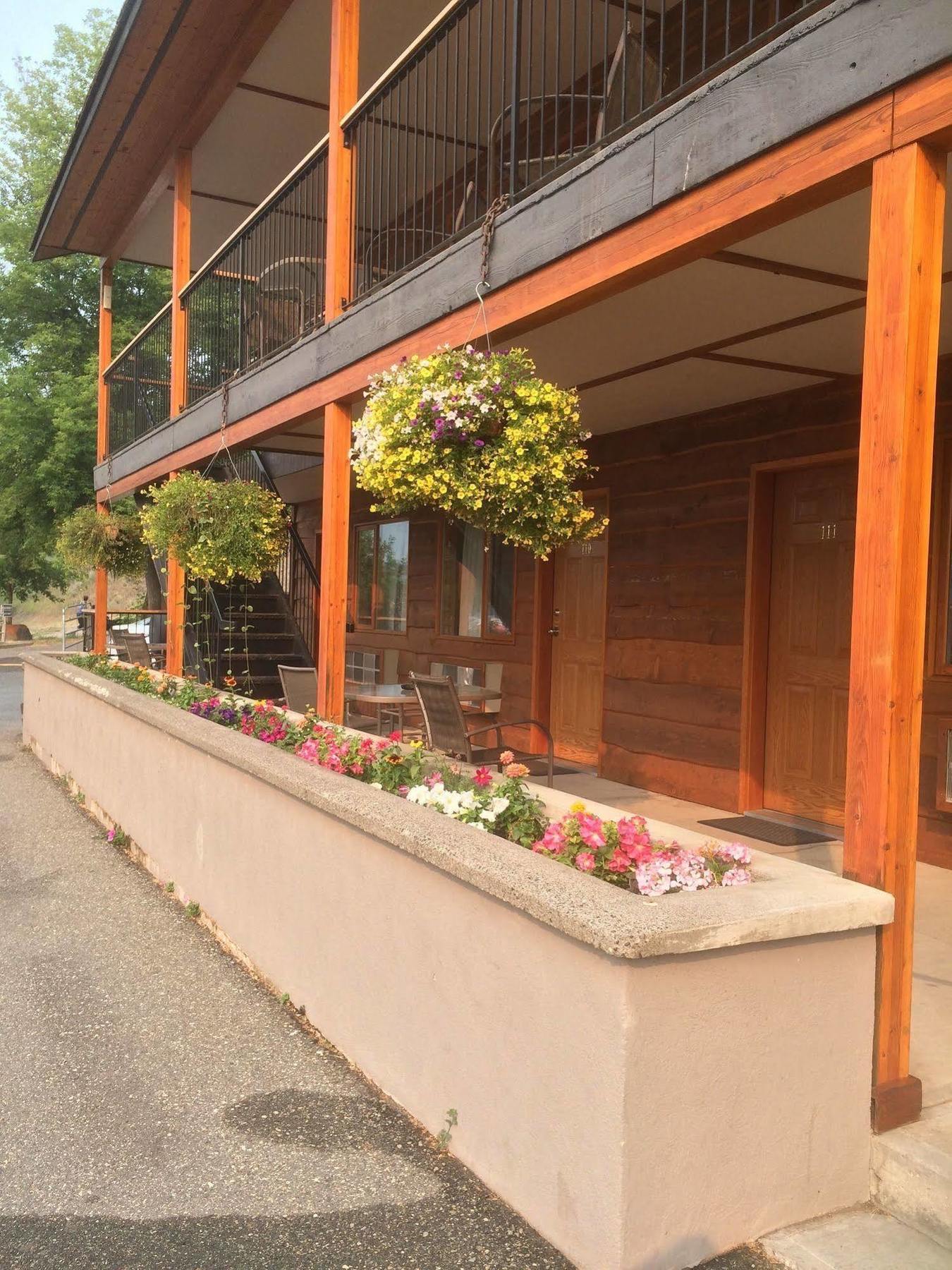 Cariboo Lodge Clinton Ngoại thất bức ảnh